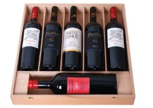 Σκούραs Οινοθήκη 6 φ. ( 2 φ. Σύνορο, 2 φ. Grande Cuvee, 1 φ. Μέγας Οίνος, 1 φ. Λαβύρινθος )